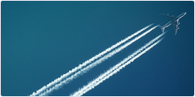 Avião voando alto deixando seus rastros em um céu azul